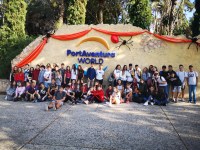 CINQUANTA-CINC JOVES A LA SORTIDA TRAC A PORT AVENTURA